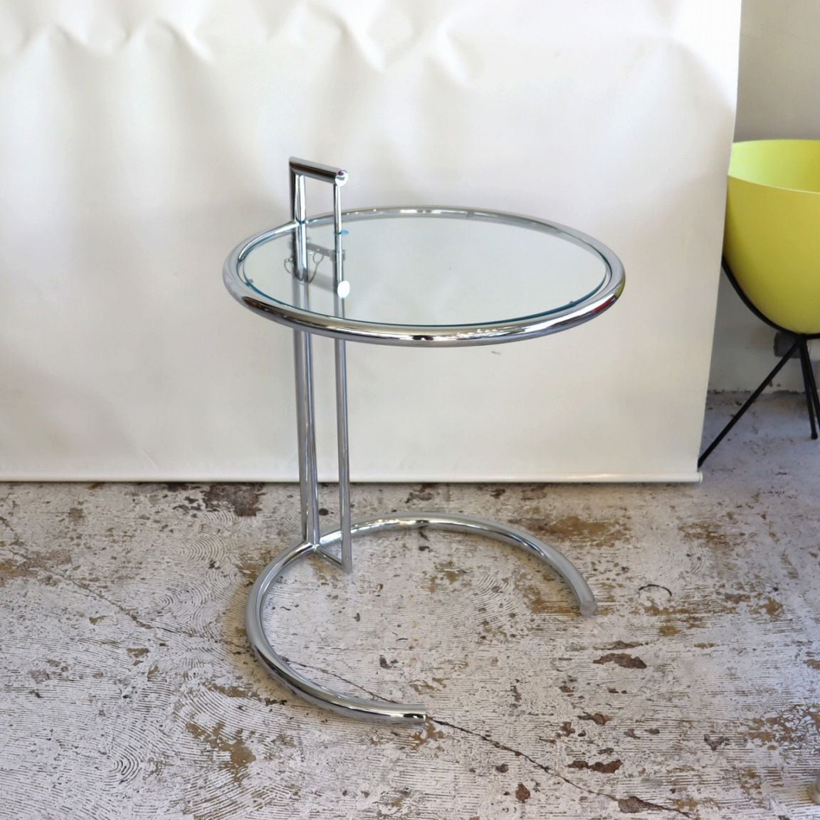 アジャスタブルテーブル