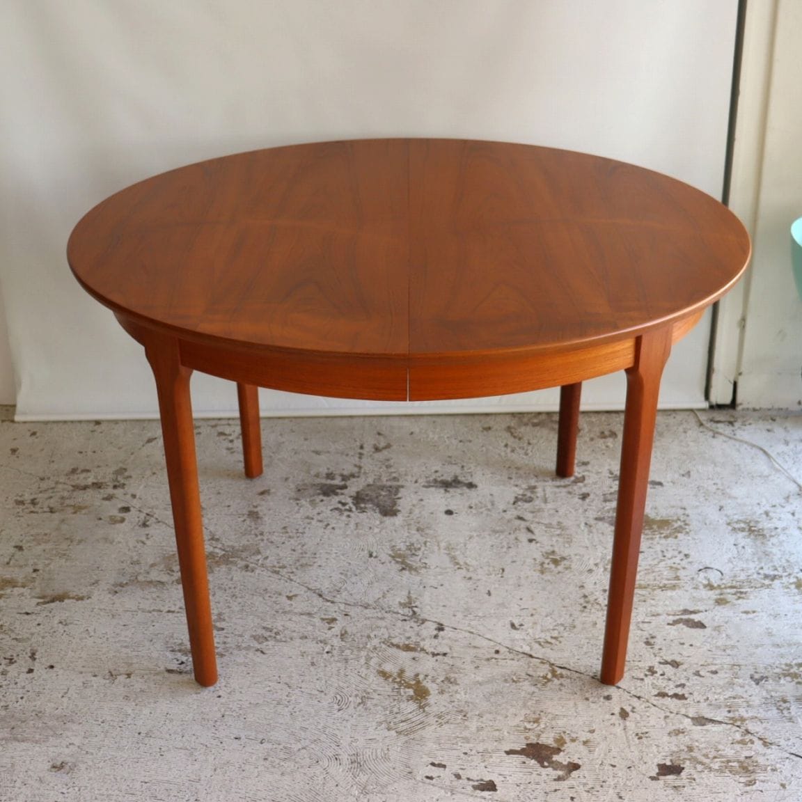 ラウンドダイニングテーブル