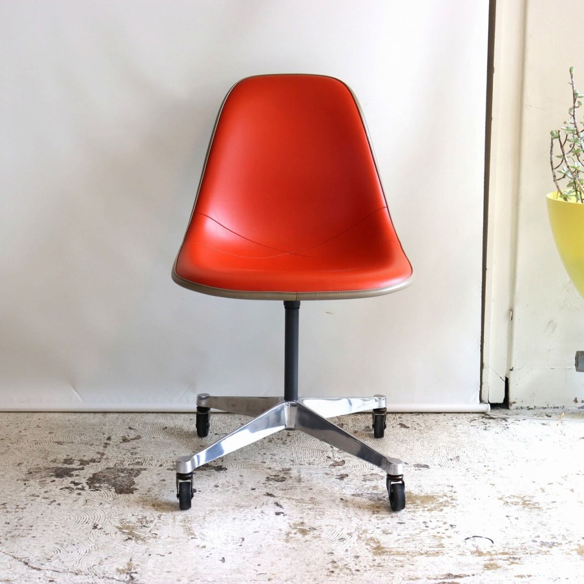 ハーマンミラー社製イームズ サイドシェルチェア(ナウガオレンジ)