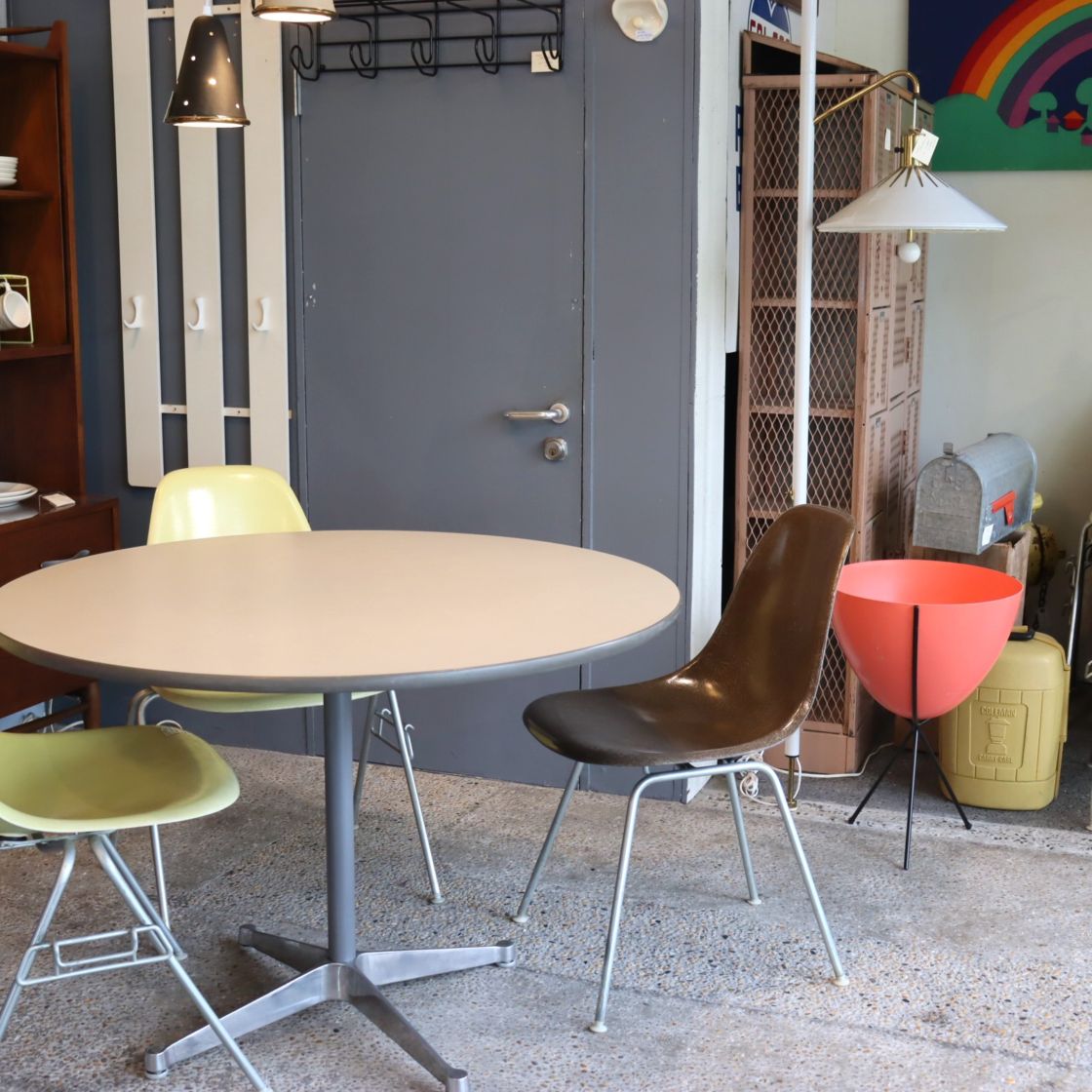 ハーマンミラー社製イームズ サイドシェルチェア(ブラウンFRP