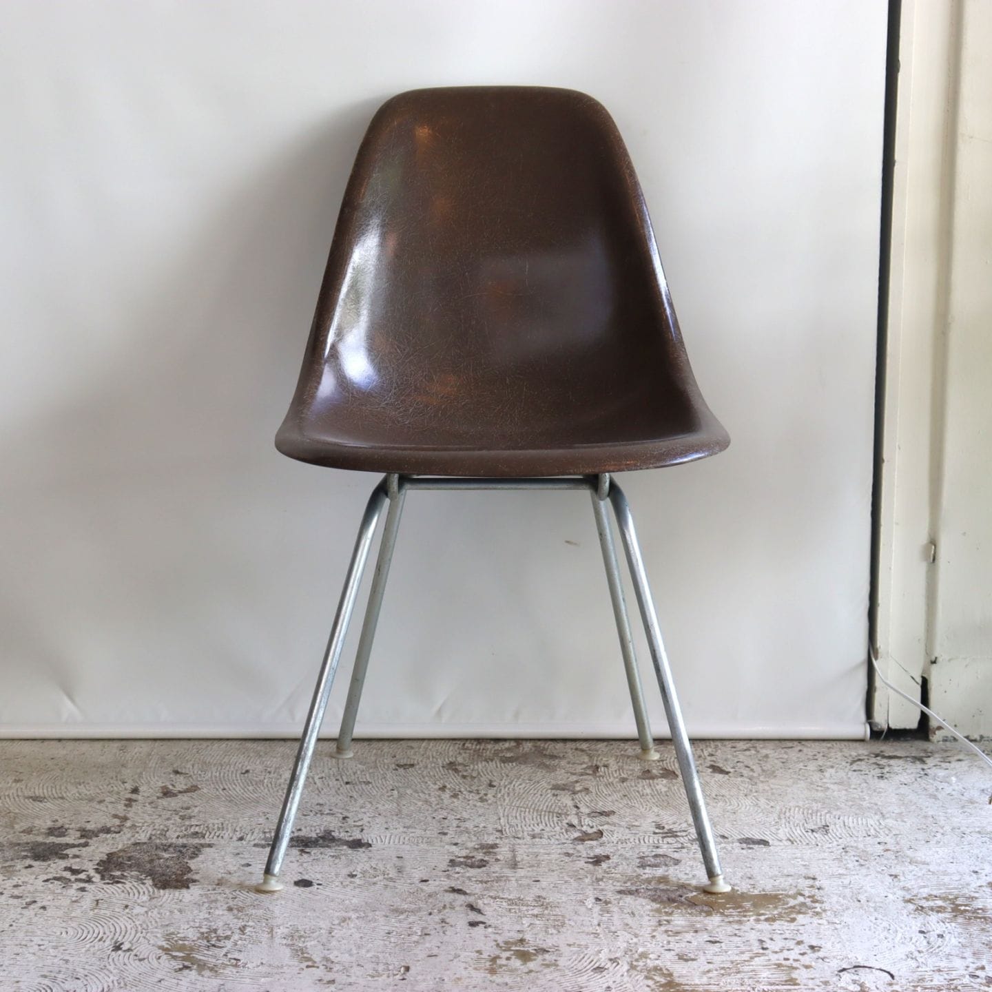 ハーマンミラー社製イームズ サイドシェルチェア(ブラウンFRP)