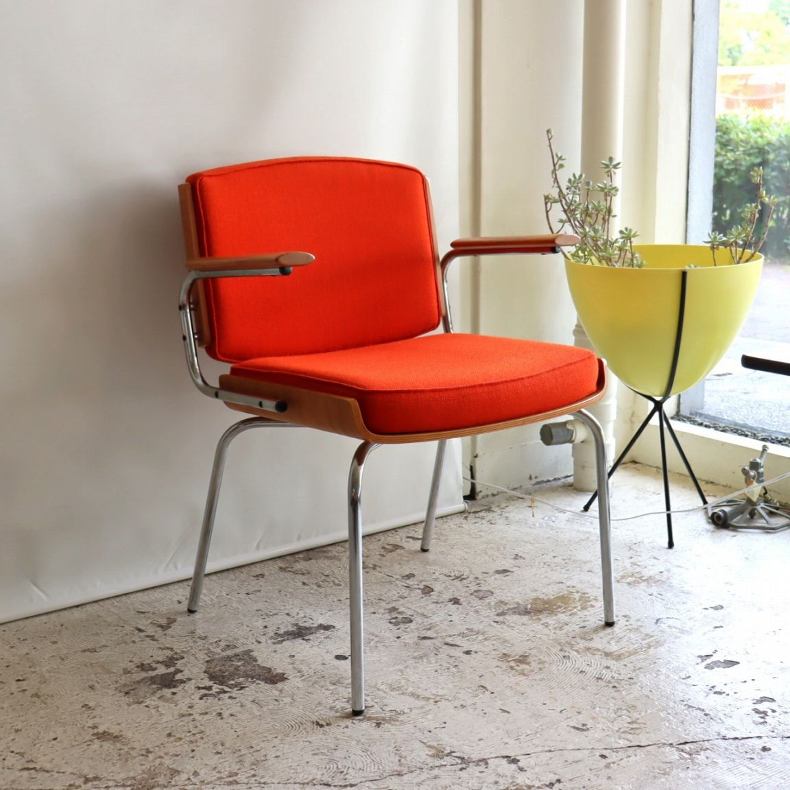 デュバ・モーベルインダストリ社製アームチェア