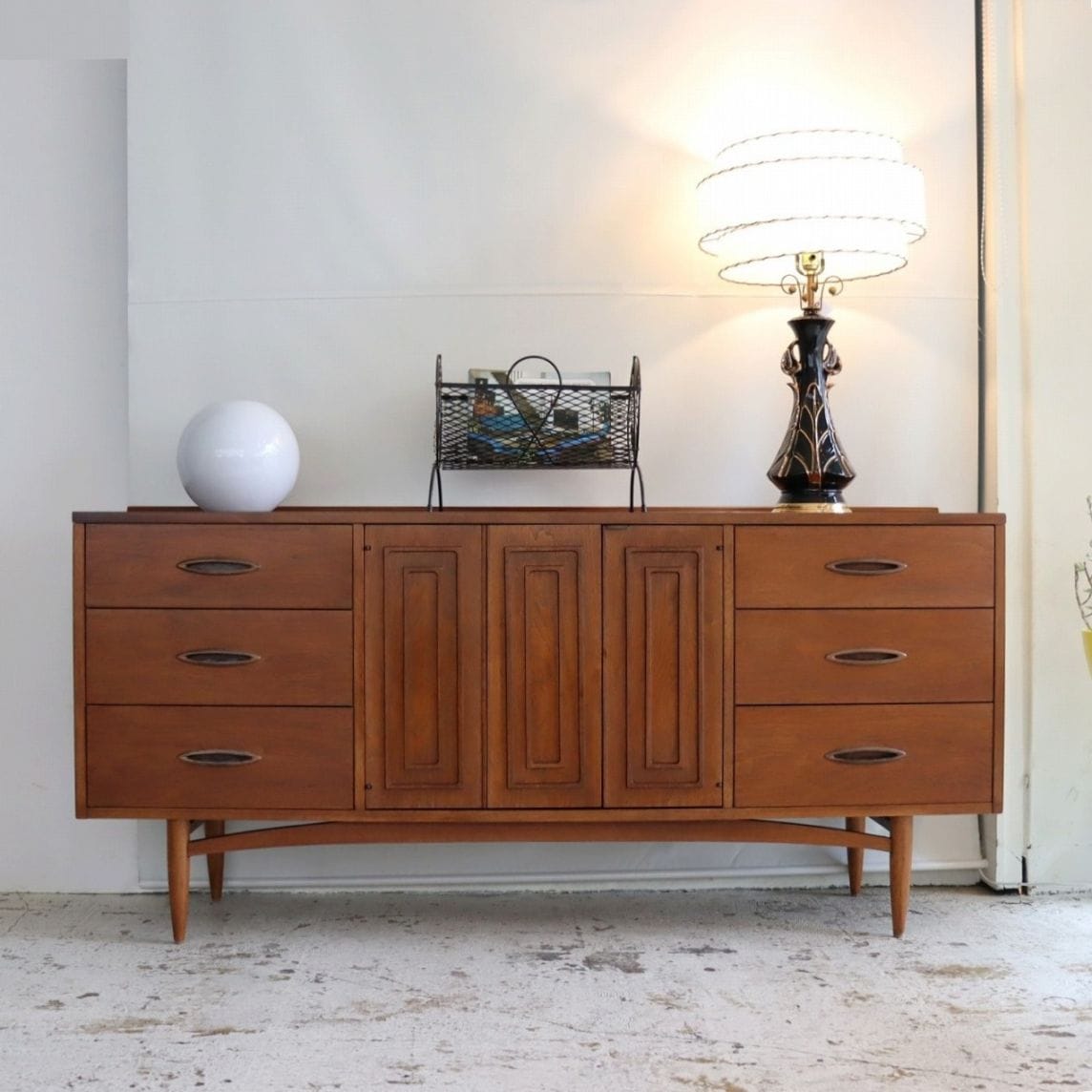 引取大歓迎　【アメリカ家具】トーマスビル 照明付きサイドボード キャビネット 引取大歓迎アメリカ家具】トーマスビル 照明付きサイドボード キャビネット