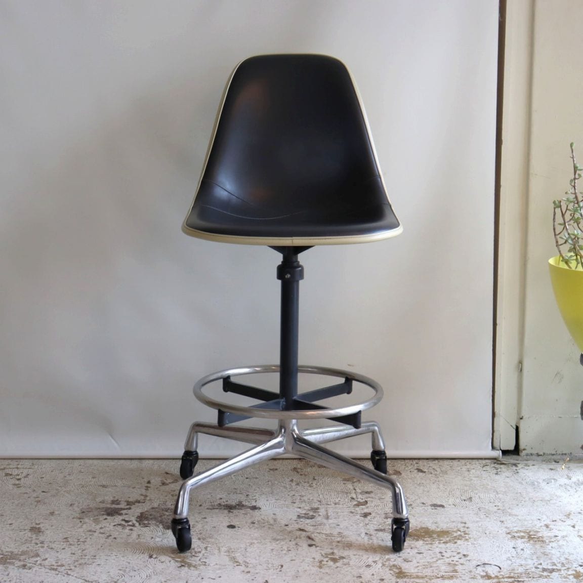 ハーマンミラー社製イームズ サイドシェルチェア ナウガブラック