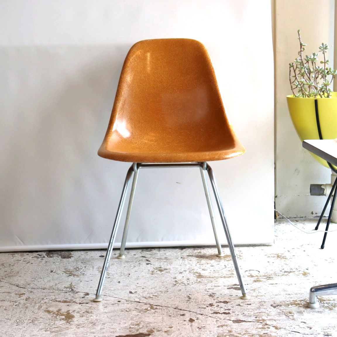 ハーマンミラー社製イームズ サイドシェルチェア(オークルダークFRP)