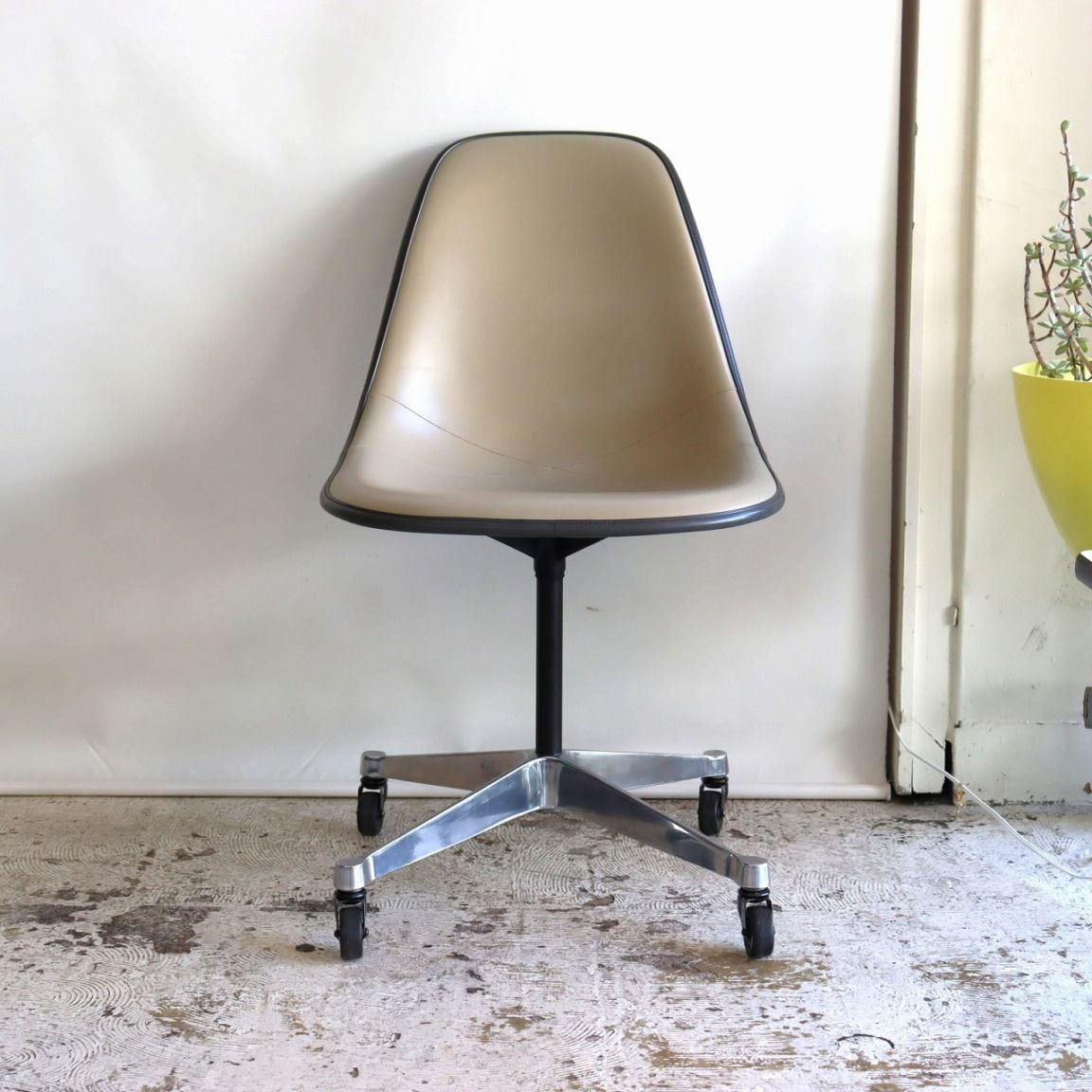 ハーマンミラー社製イームズ サイドシェルチェア(ナウガベージュ)
