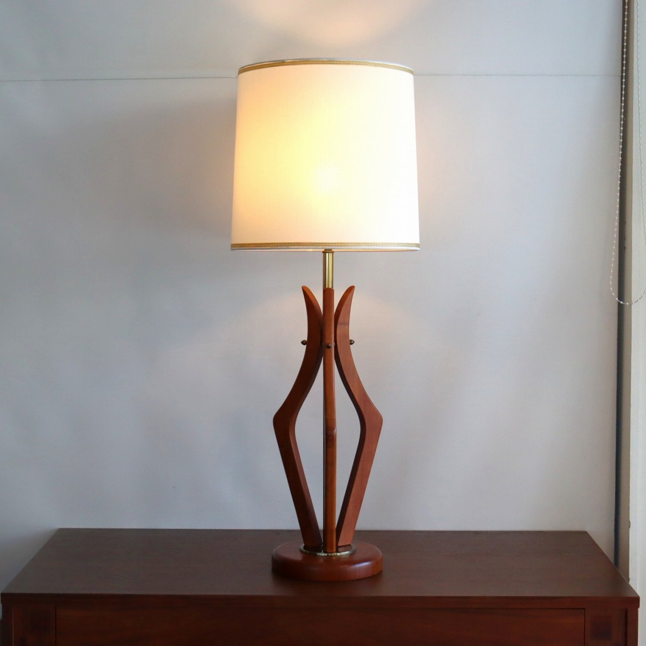 ウッドベーステーブルランプ