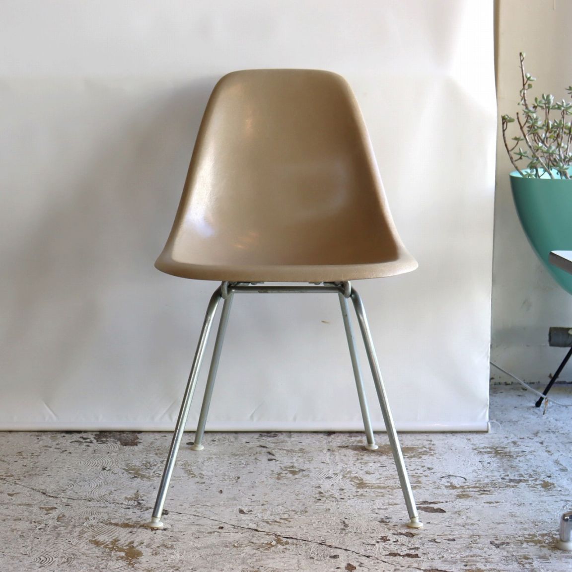 ハーマンミラー社製イームズ サイドシェルチェア(FRPグレージュ)