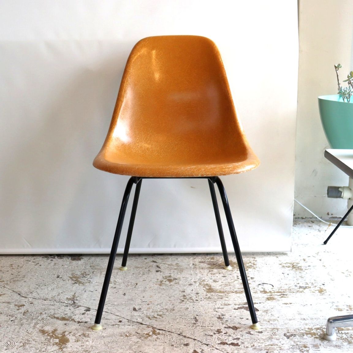 ハーマンミラー社製イームズ サイドシェルチェア(オークルダークFRP)