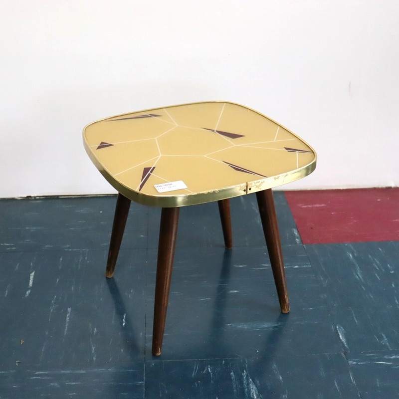 サイドテーブル