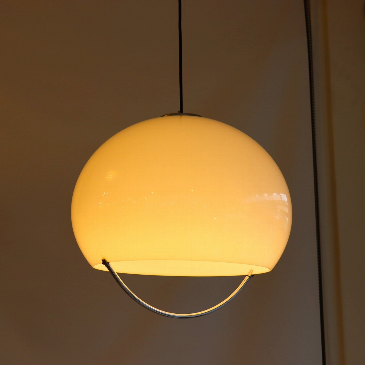 メブロ社製アクリルペンダントランプ