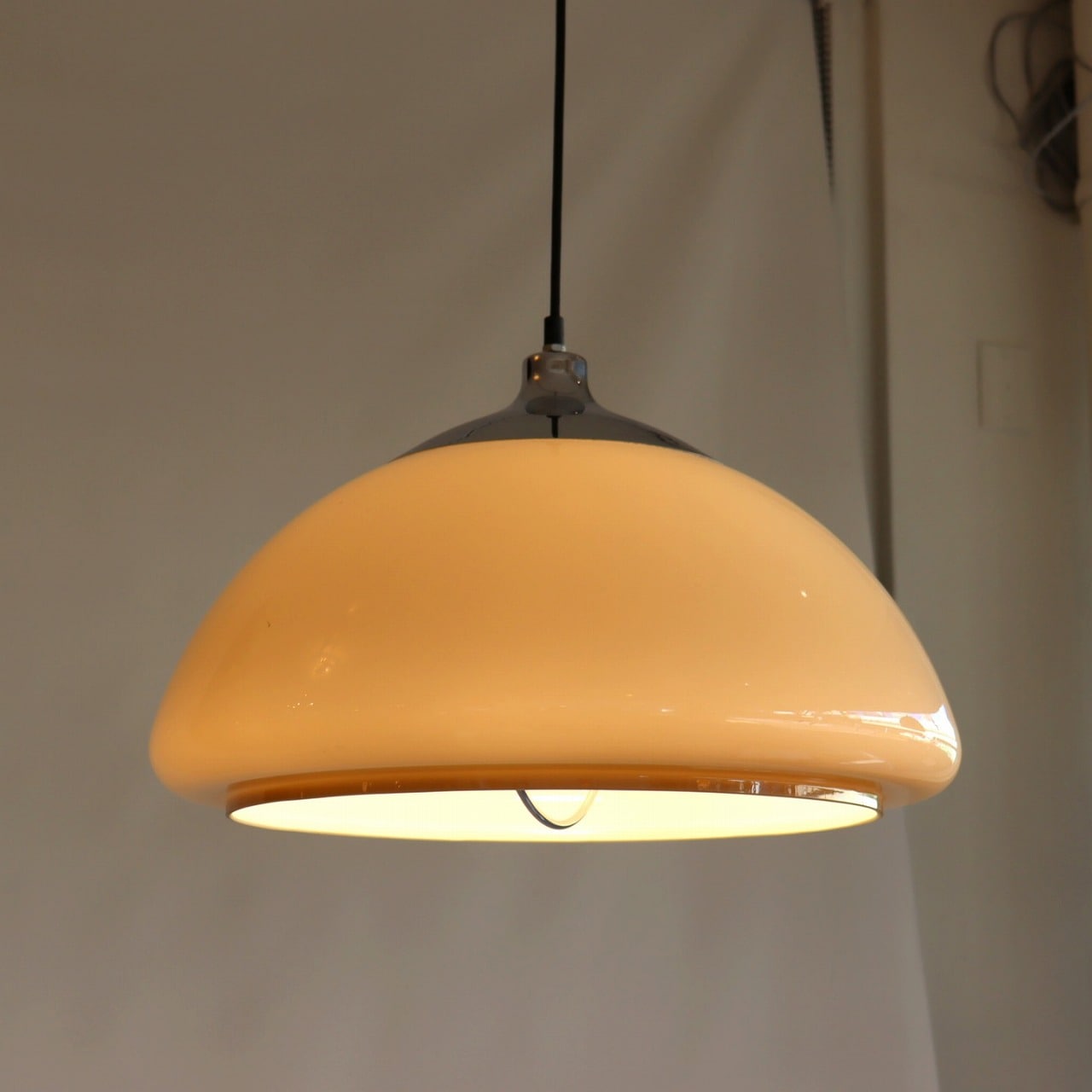 ベージュシェードペンダントランプ