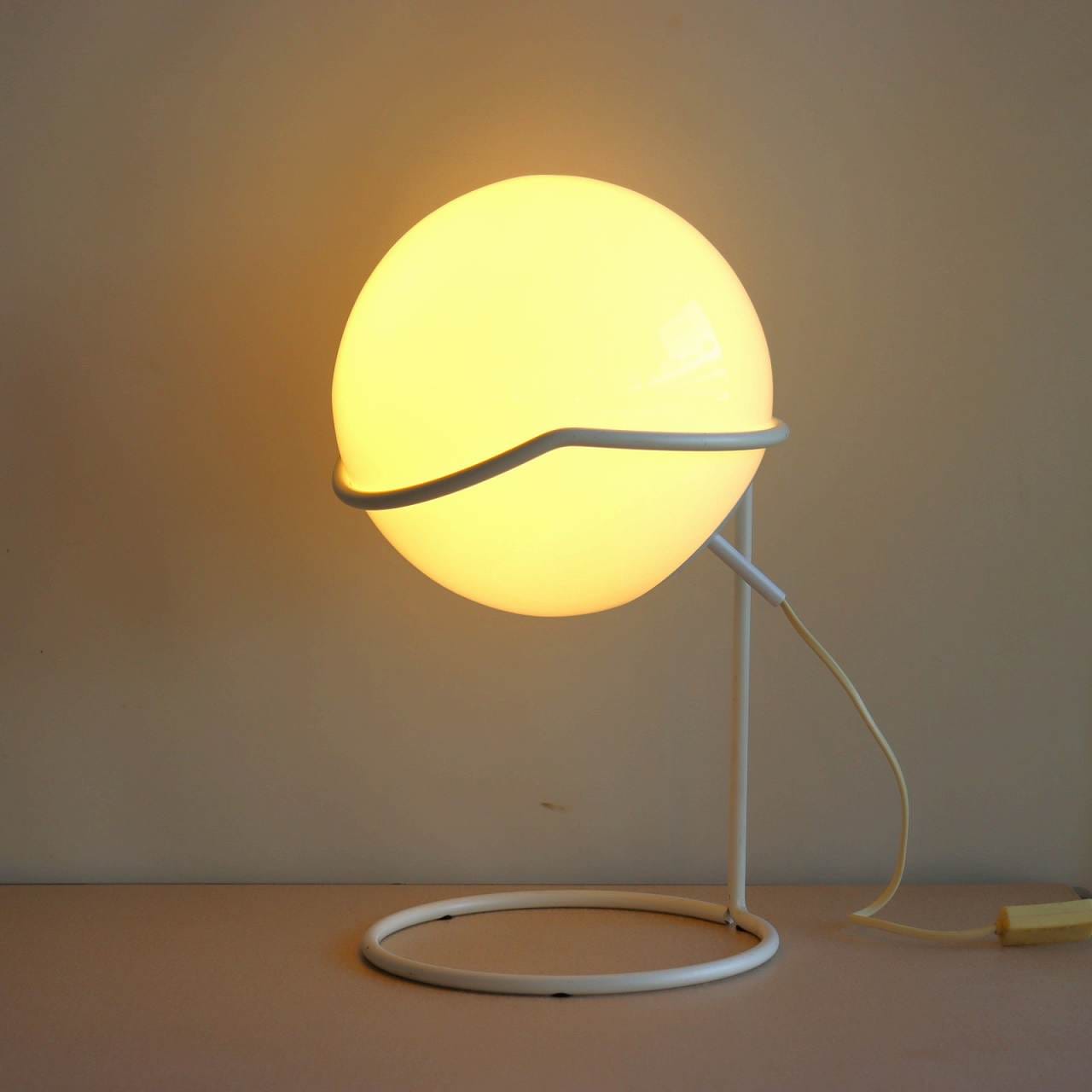 ホワイトグローブテーブルランプ