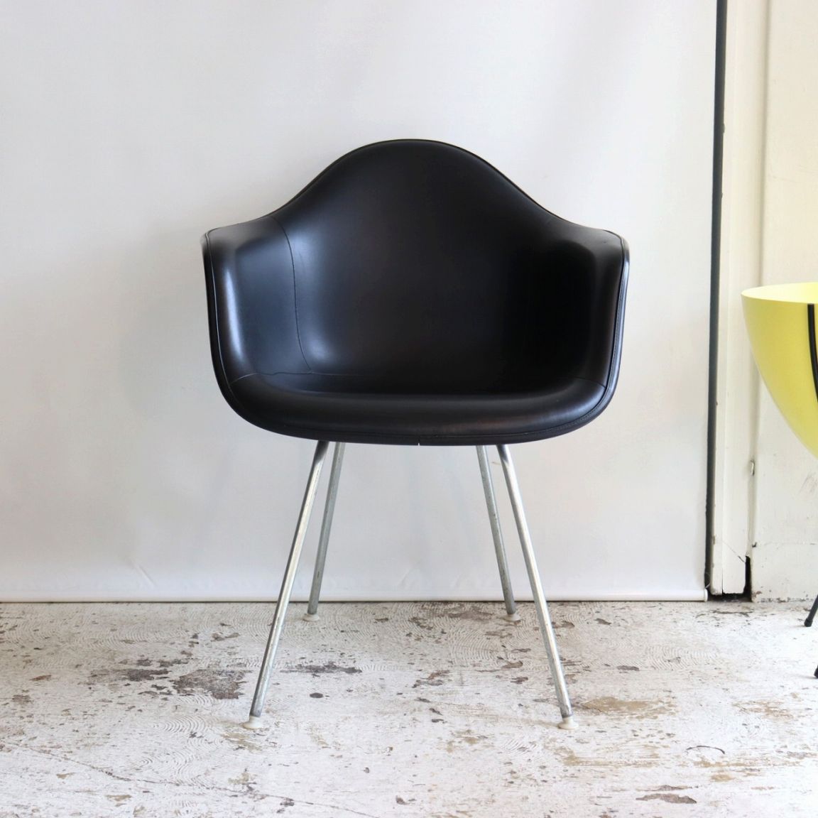 ハーマンミラー社製アームシェルチェア(ナウガブラック) | イームズ