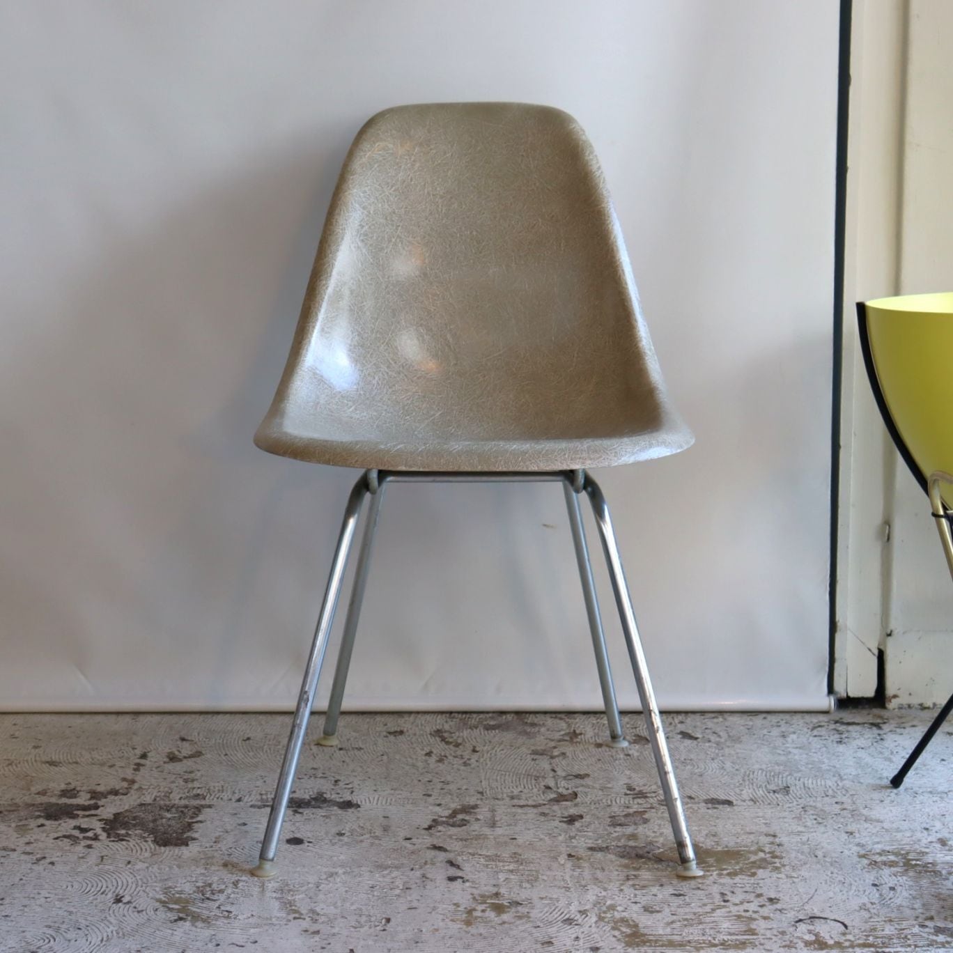 ハーマンミラー社製イームズ サイドシェルチェア(グレージュFRP