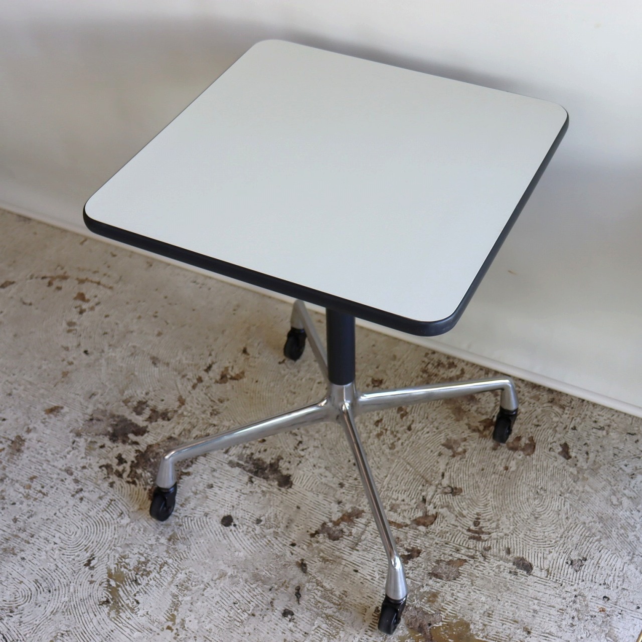 ハーマンミラー社製キャスターテーブル | サイドテーブル | パーム