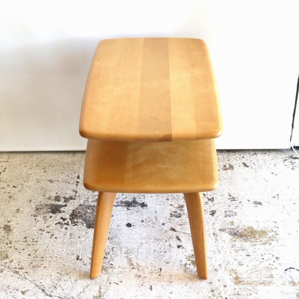 Heywood Wakefield 社製の刻印付きサイドテーブル Heywood Wakefield 社製の刻印付きサイドテーブル