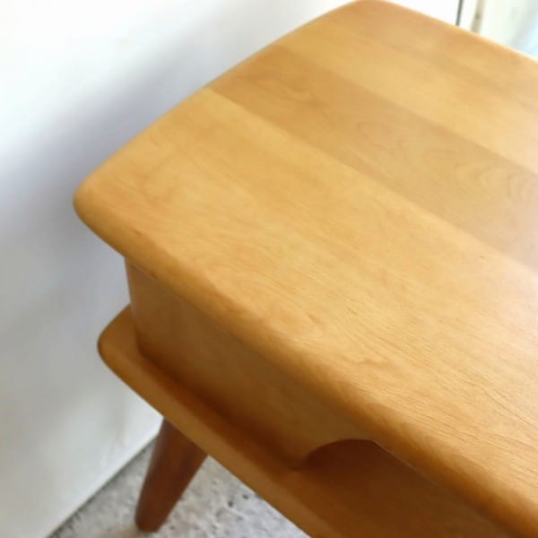 Heywood Wakefield 社製の刻印付きサイドテーブル Heywood Wakefield 社製の刻印付きサイドテーブル