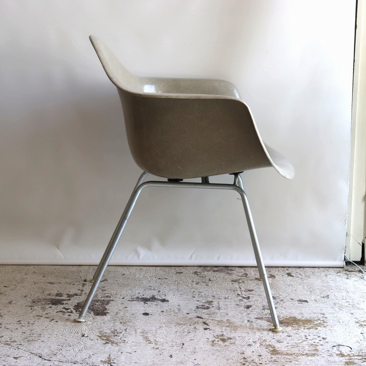 ハーマンミラー社製アームシェルチェア(ローアンバーFRP) | イームズ