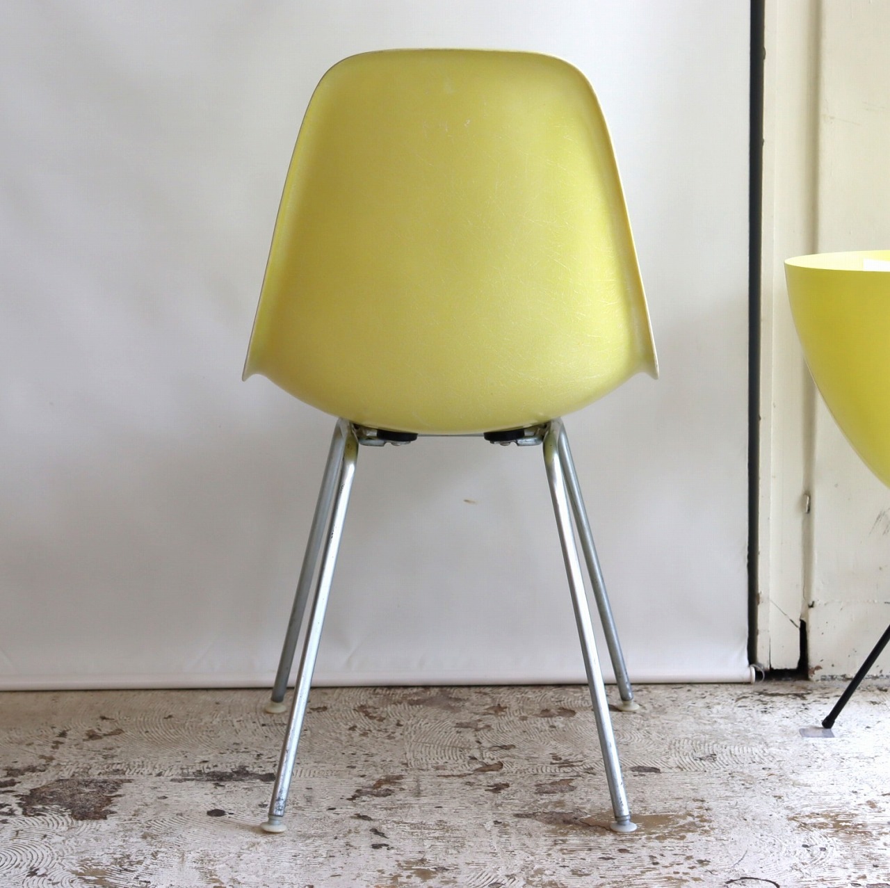 イームズ　チェア　シェルチェア　サイドテーブル付　ビンテージ　FRP Fiberglass Side Shell Chair サイドシェルチェア (FRP) / MODERNICA