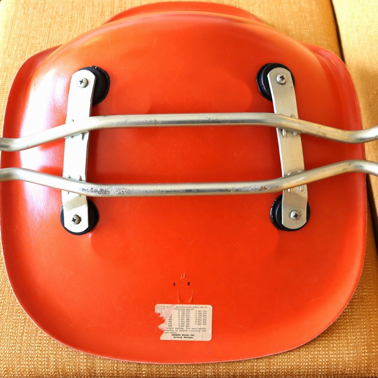 ハーマンミラー社製イームズ サイドシェルチェア(オレンジFRP