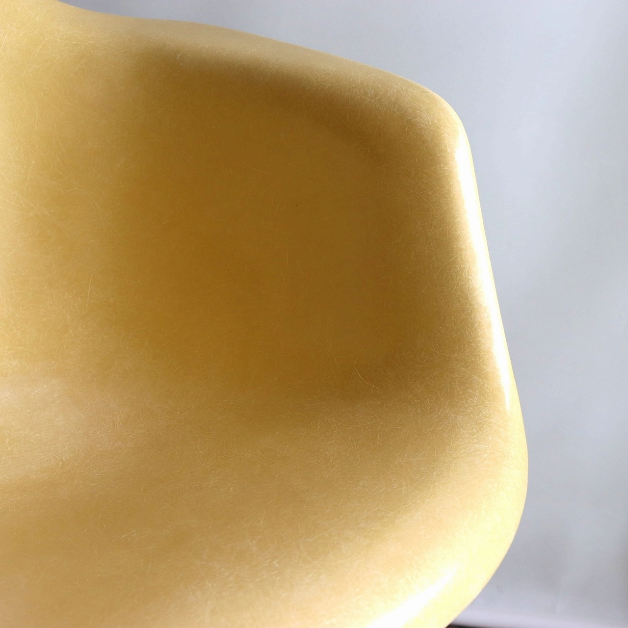 60s イームズ　ハーマンミラー　アームシェル　オークルライト　黄土色 ハーマンミラー社製アームシェルチェア(オークルライトFRP) | イームズ