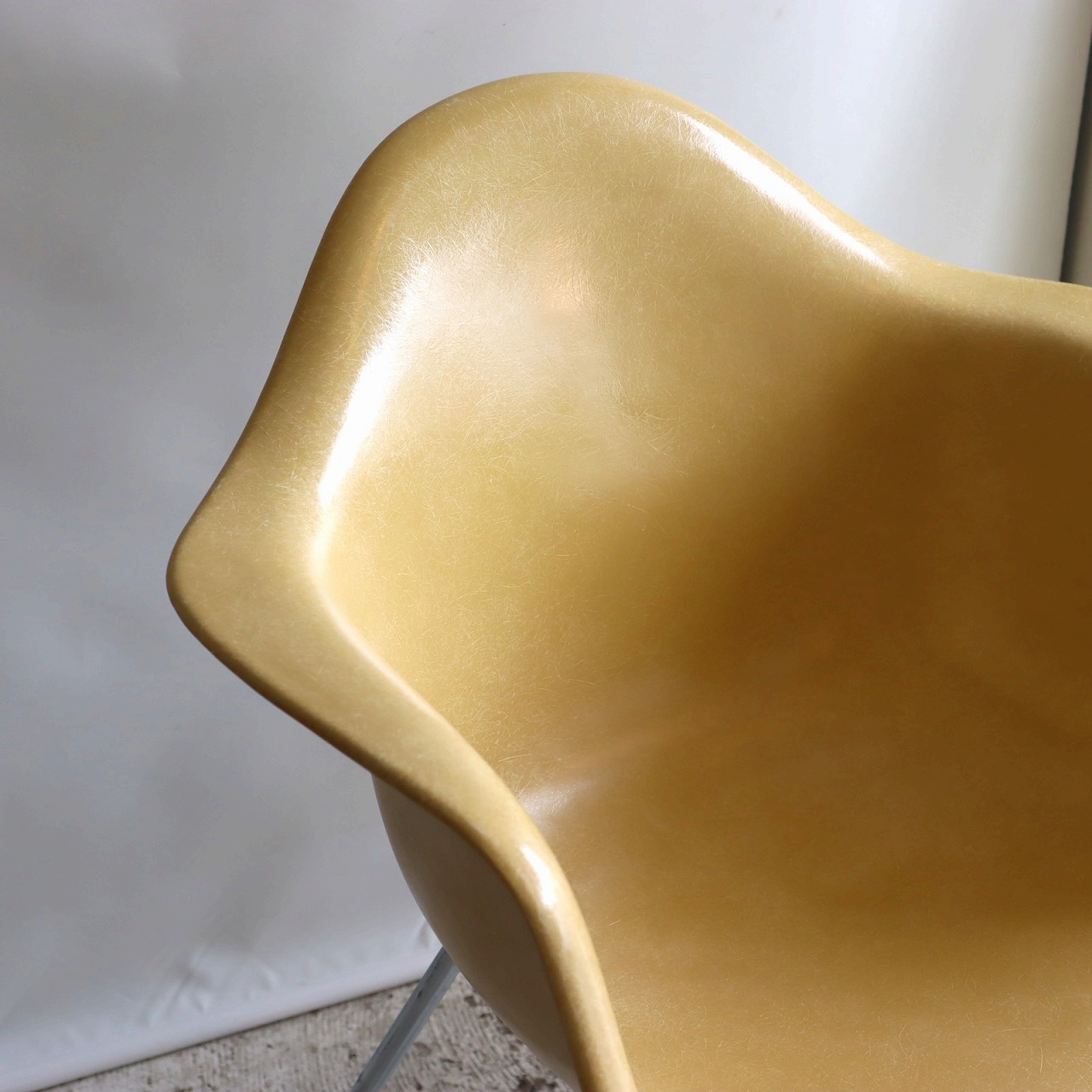 ハーマンミラー社製アームシェルチェア(オークルライトFRP) | イームズ