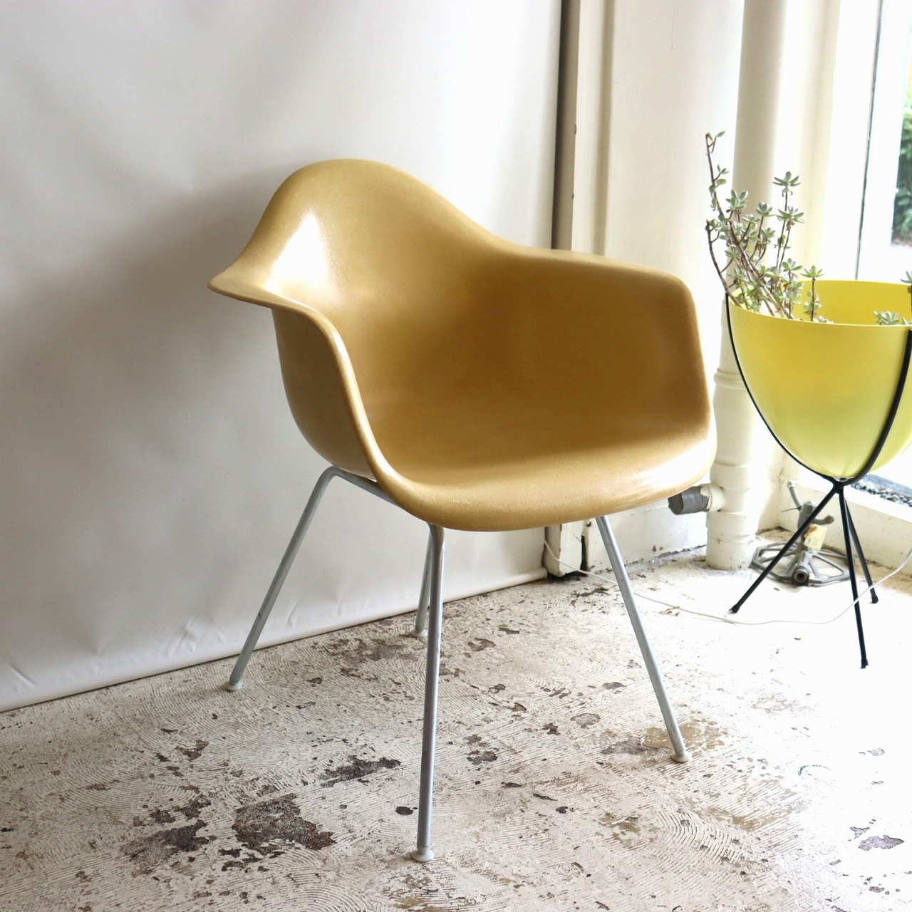 ハーマンミラー社製アームシェルチェア(オークルライトFRP) | イームズ