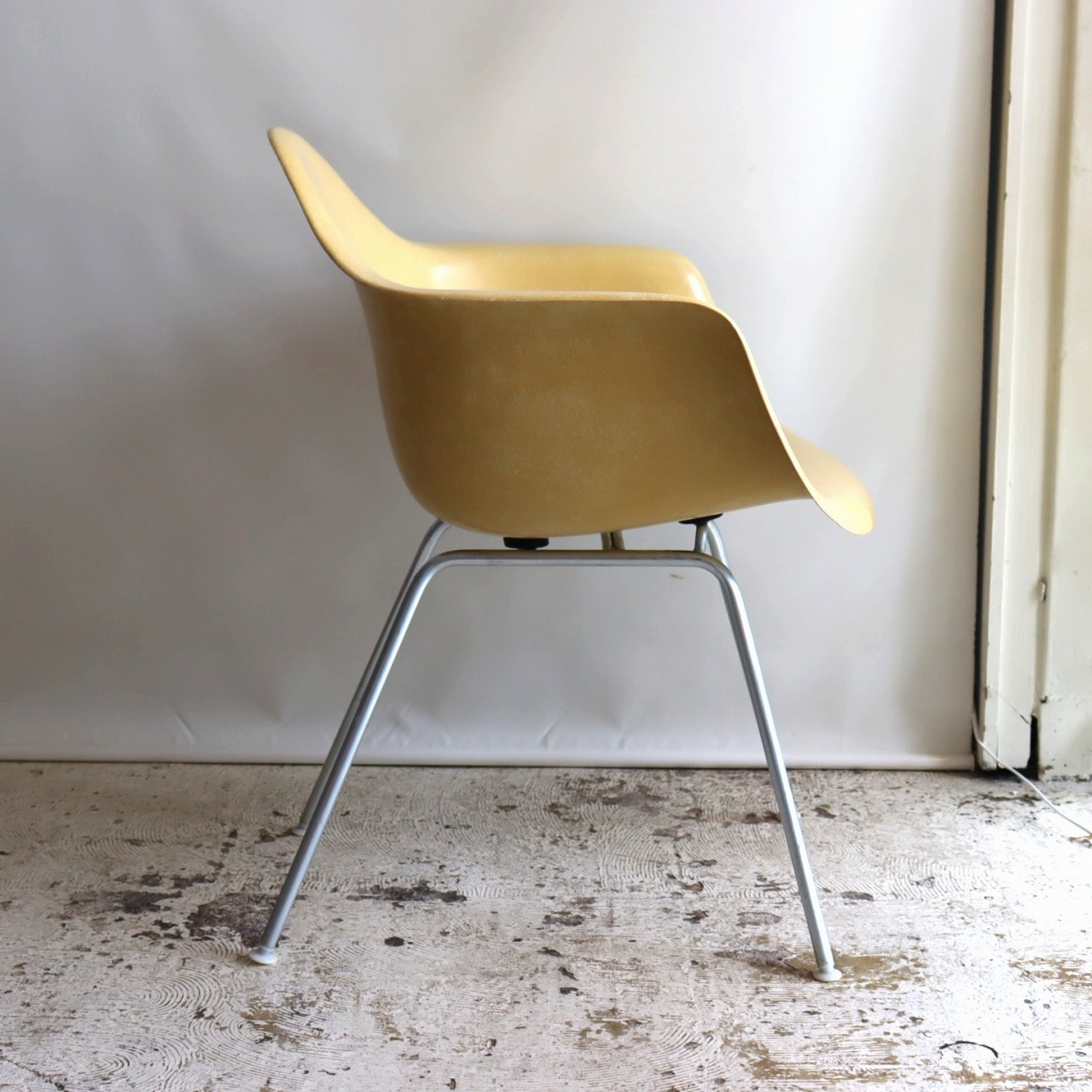 ハーマンミラー社製アームシェルチェア(オークルライトFRP) | イームズ