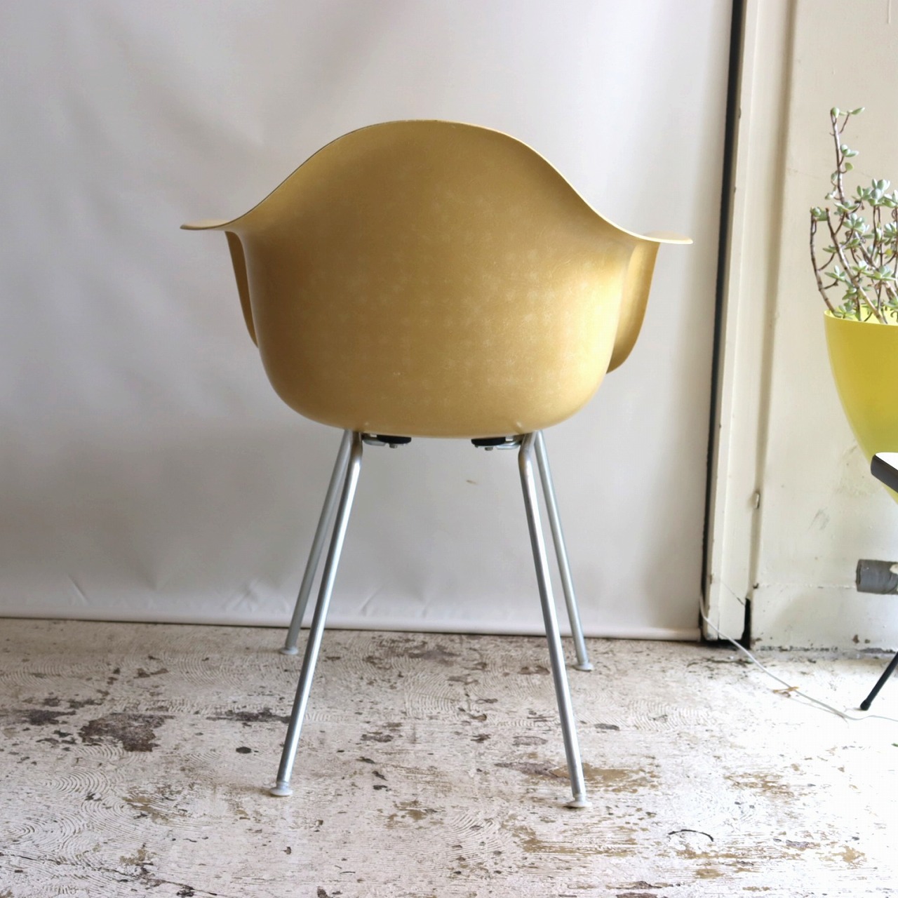 ハーマンミラー社製アームシェルチェア(オークルライトFRP) | イームズ