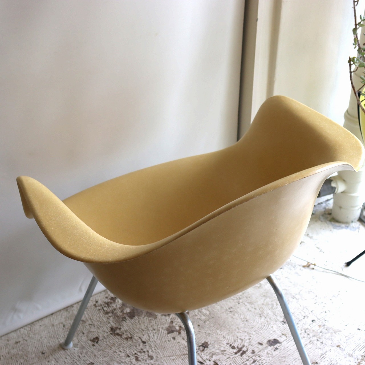 60s イームズ　ハーマンミラー　アームシェル　オークルライト　黄土色 ハーマンミラー社製アームシェルチェア(オークルライトFRP) | イームズ