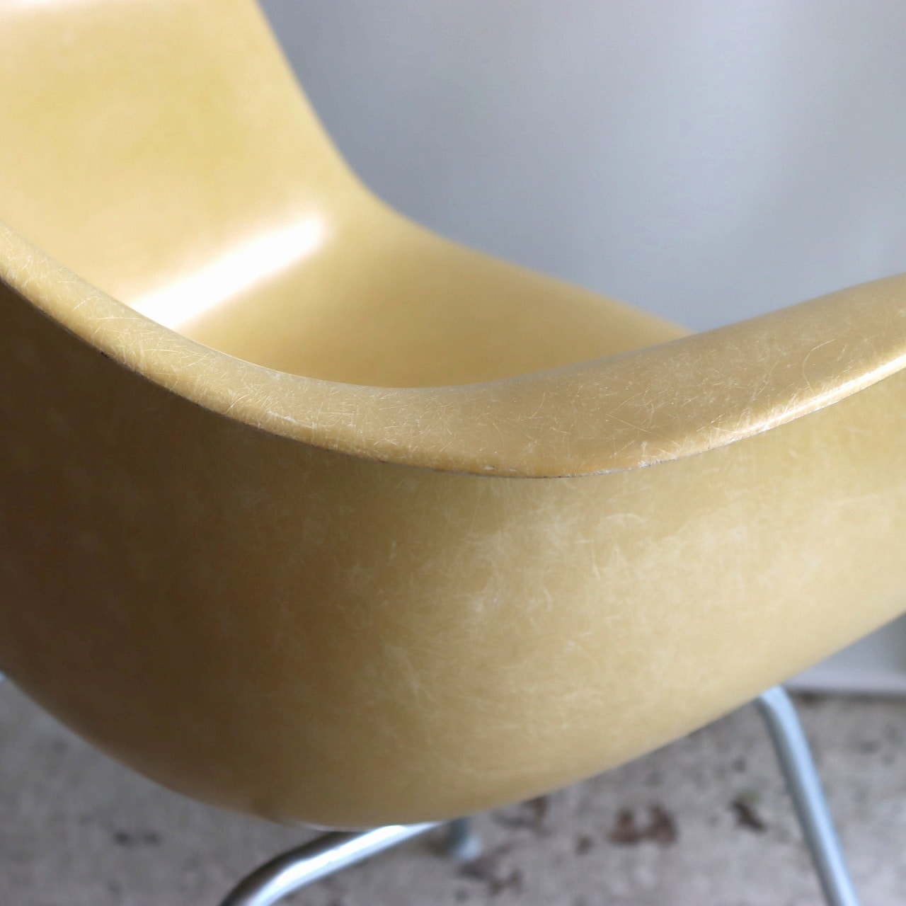 ハーマンミラー社製アームシェルチェア(オークルライトFRP) | イームズ