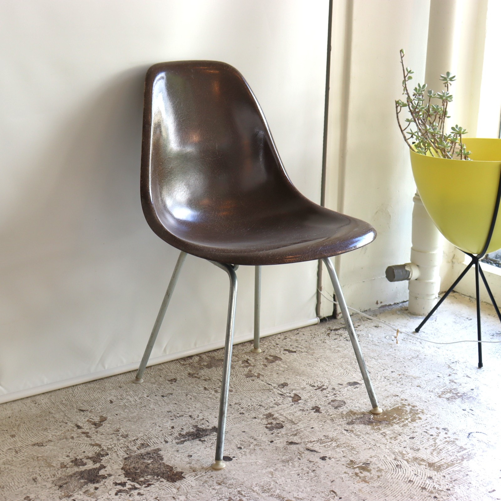 ハーマンミラー社製イームズ サイドシェルチェア(ブラウンFRP