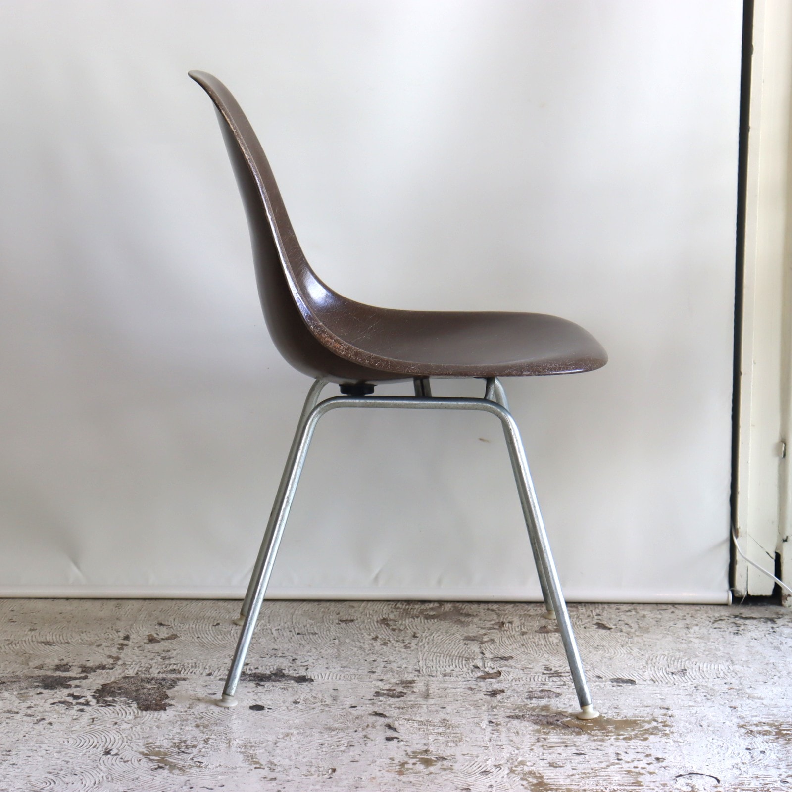 ハーマンミラー社製イームズ サイドシェルチェア(ブラウンFRP