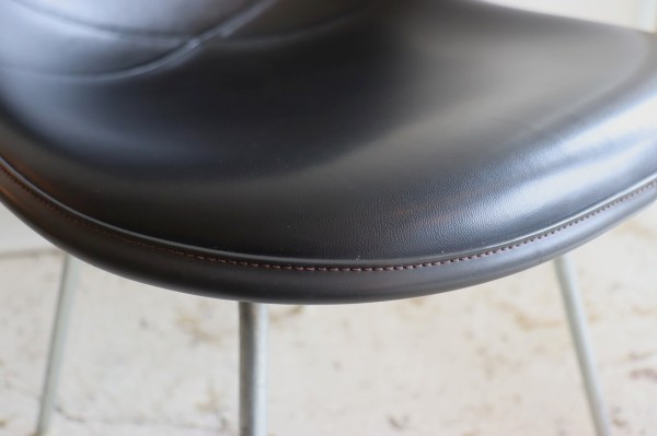 ハーマンミラー社製イームズ サイドシェルチェア ナウガブラック