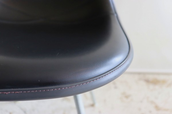 ハーマンミラー社製イームズ サイドシェルチェア ナウガブラック