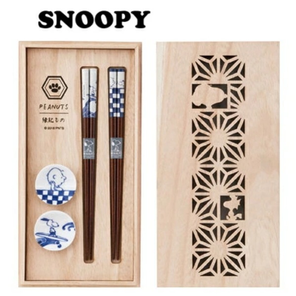 ピーナッツ　snoopy<b>【送料無料】</b><br>スヌーピー・染付　木箱入ペア染付箸セット