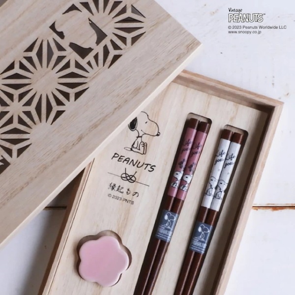 ピーナッツ　snoopy<b>【送料無料】</b><br>スヌーピー・木箱入ペア箸セット［シーズン］