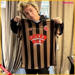 【48時間限定】Green Day / グリーン・デイ - Saviors カスタムサッカージャージ (タンxブラック)