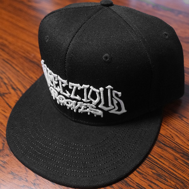 ��¨Ǽ��Infectious Grooves / ����ե������㥹���롼���� - IG Embroidered ���ʥåץХå�������å�(�֥�å�)