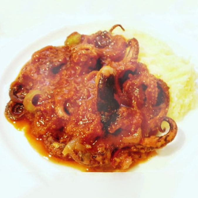 明石の子ダコとオリーブのトマト煮込み マッシュポテト添え