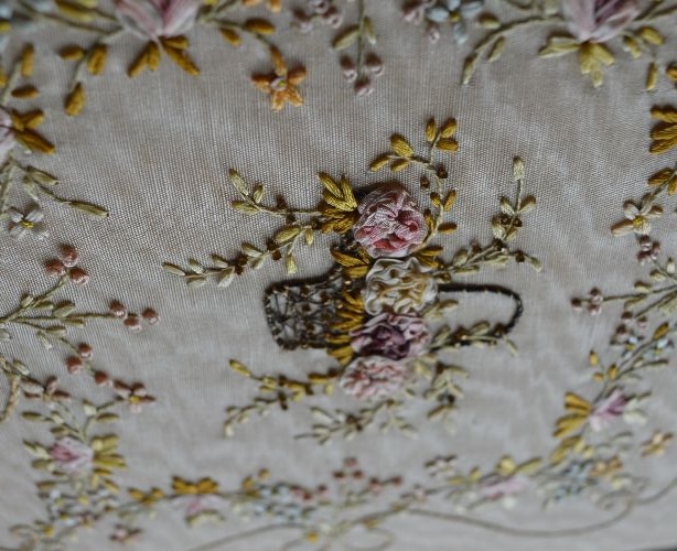 お姫様の宝物箱 19世紀 パニエ手刺繍のシルクのカルトナージュ | 紙
