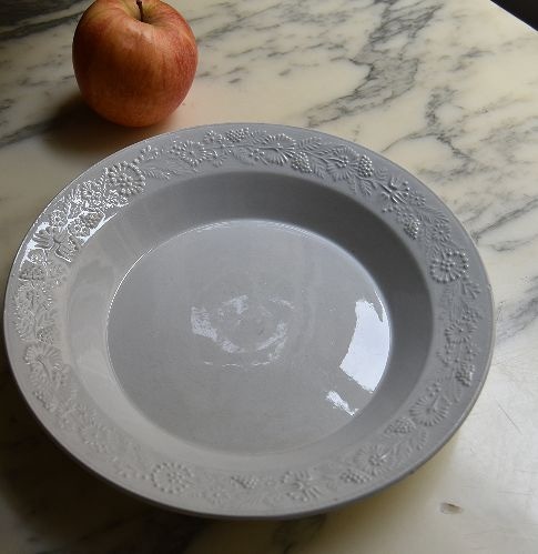 の*1884年ショワジー 美しいマーガレットレリーフ深皿 | MARCHE AUX