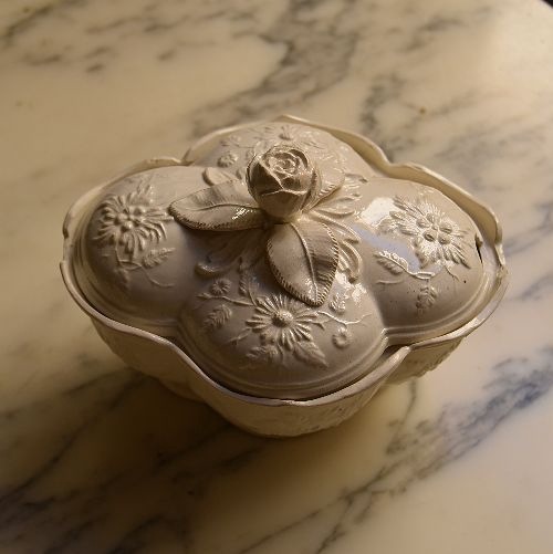 蓋まで美しい・・・逸品18世紀 幸せの四つ葉の花フォルムのレリーフの