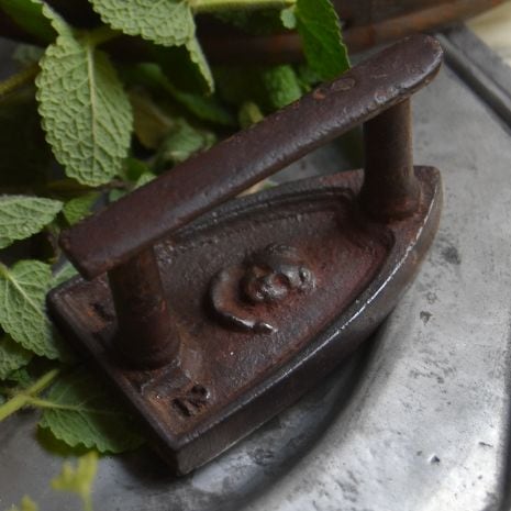 子供達の幸せのディネット・・・19世紀 鉄の小さな天使のアイロン