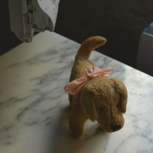 春のお散歩に・・・ピンクのリボン ちいさな癒しの犬ぬいぐるみ 美品