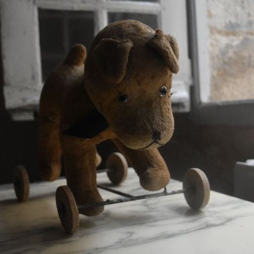 蚤の市*100年前の 癒しの初期犬のぬいぐるみ（車輪付き） | インテリア