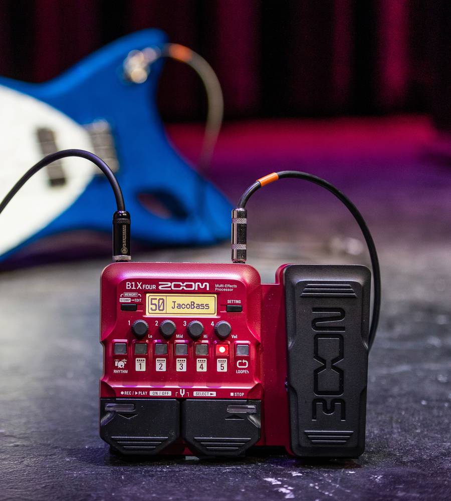 ZOOM / B1X FOUR Bass Multi-Effects Processor ベース用 電池駆動可能
