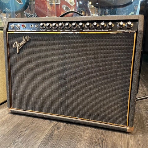 【苫小牧バナナ】フェンダー/FENDER ギターアンプ コンボ THE TWIN 黒ノブ 激しい歪みもこれ一台で 若干ガリあり♪ 苫小牧バナナ】フェンダー/FENDER ギターアンプ コンボ THE TWIN 黒