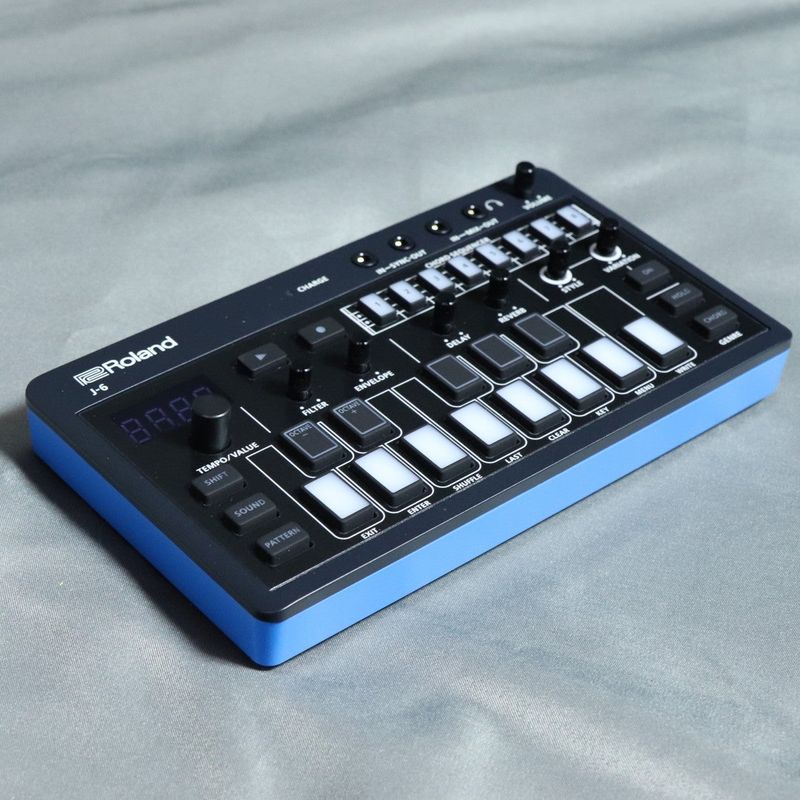 Roland ローランド / AIRA Compact J-6 CHORD SYNTHESIZER | リズム